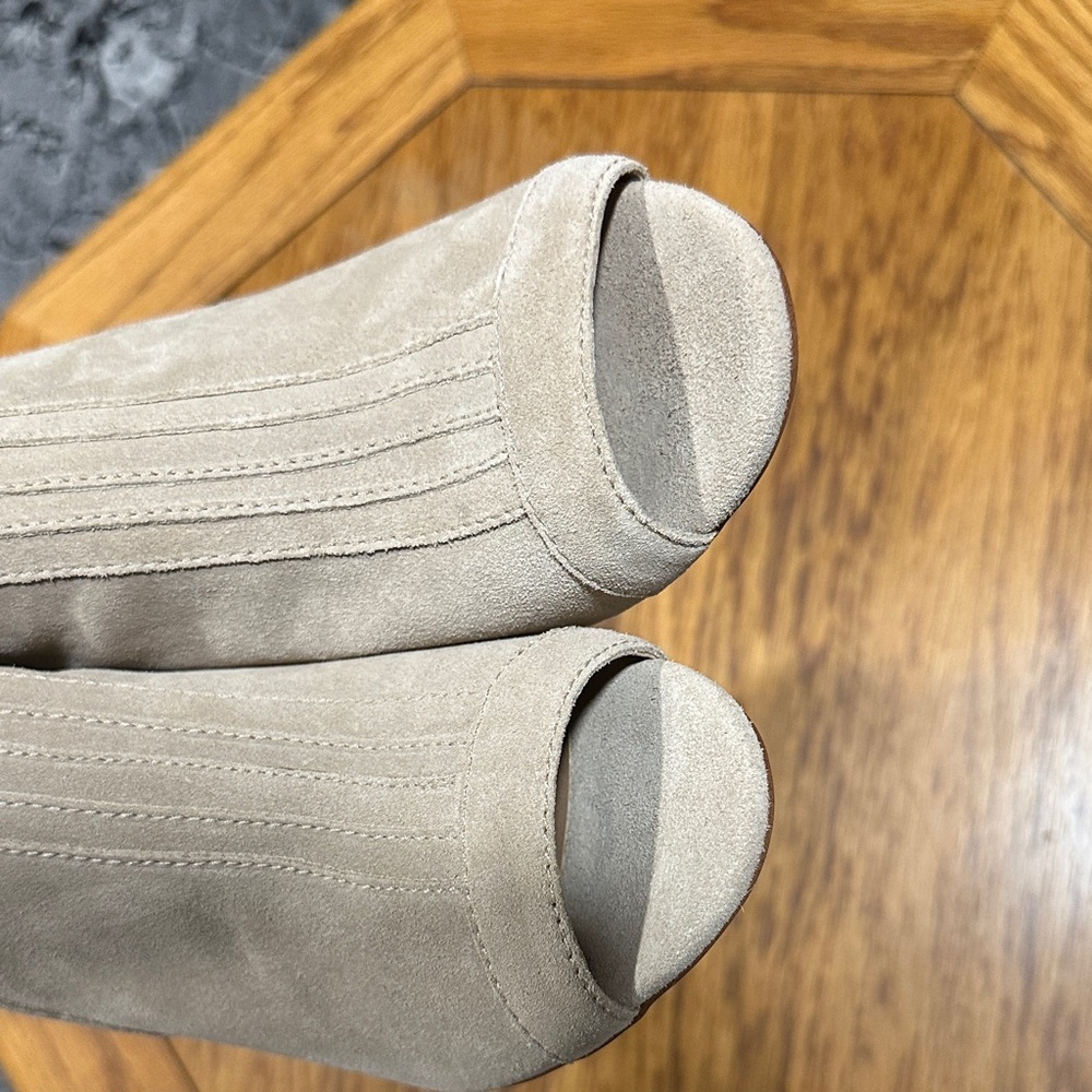 *JOE’S JEANS* Taupe Suede Peep Toe Block Heeled Booties NWOT Size 9 - Picture 4 of 11